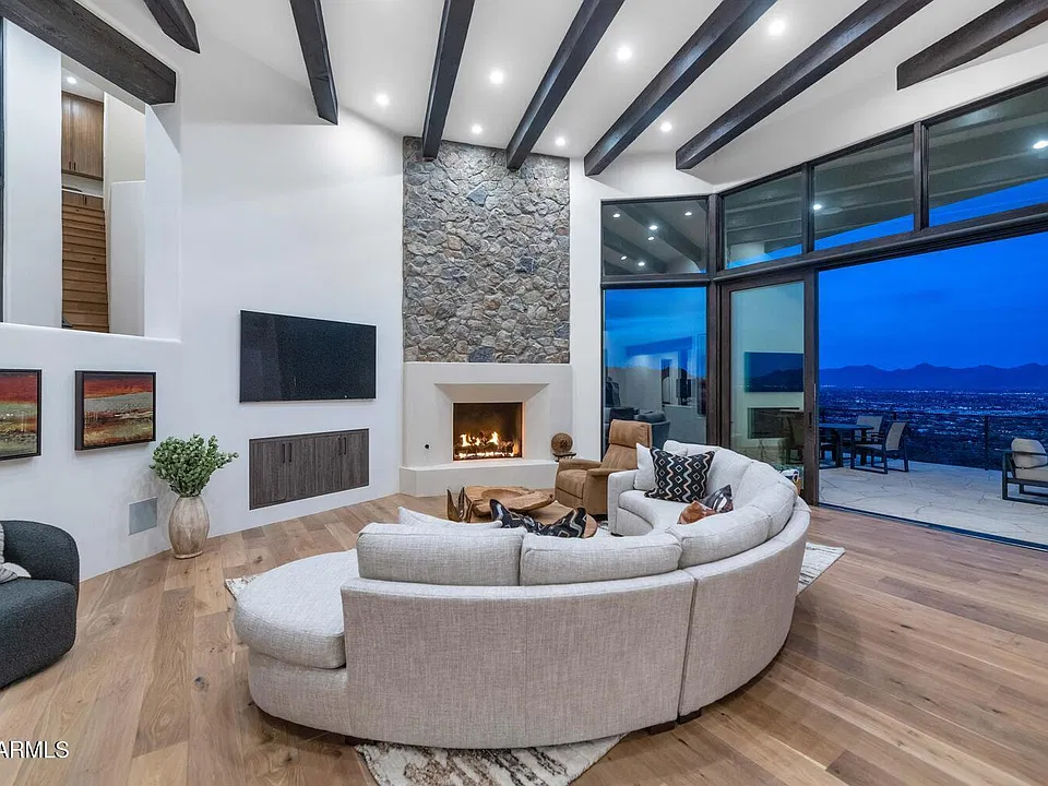 5810 E Cholla Ln