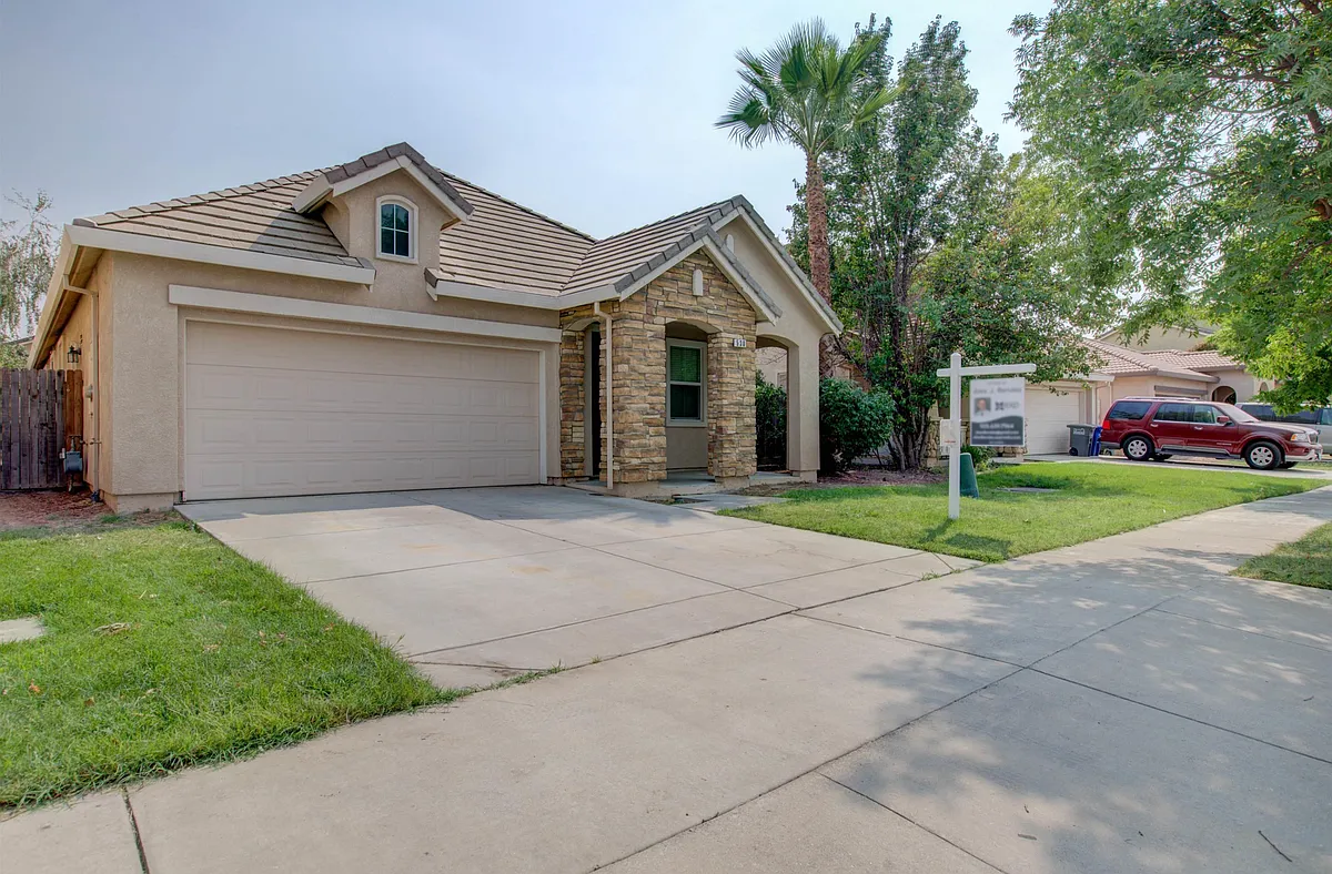 Building Photo - 530 Barclay Way