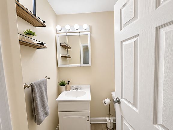 2nd image of 108 Myrtle St APT 1A