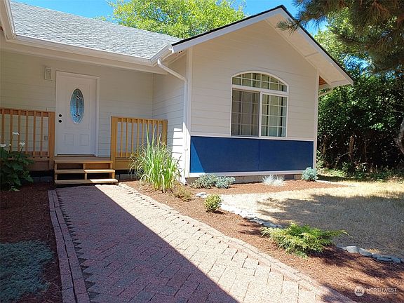 2nd image of 315 Octopus Avenue NE