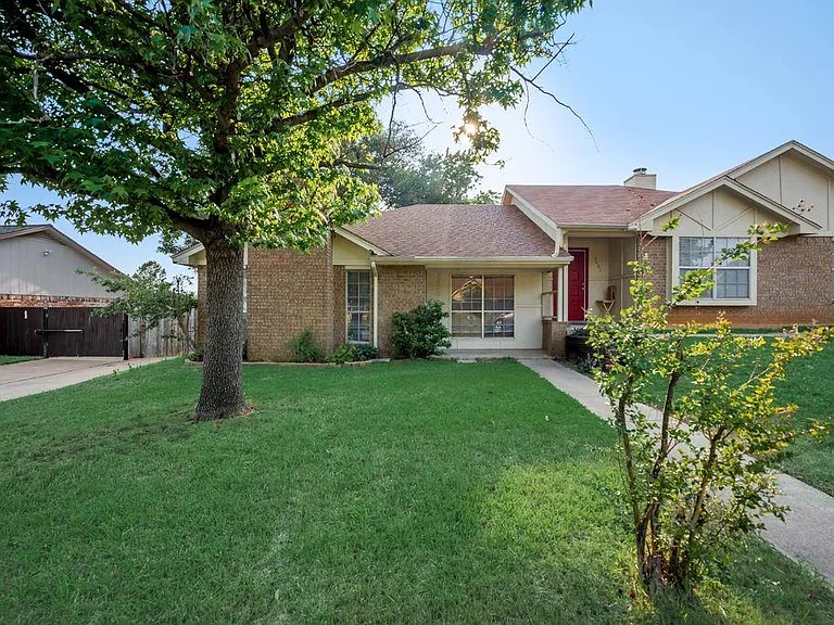 2925 Kathleen Ln — Photo 3