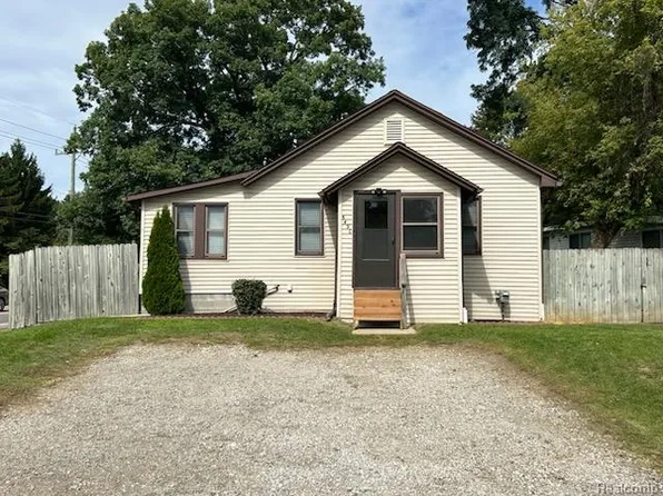 5490 Sarvis Dr N, Waterford, MI 48327