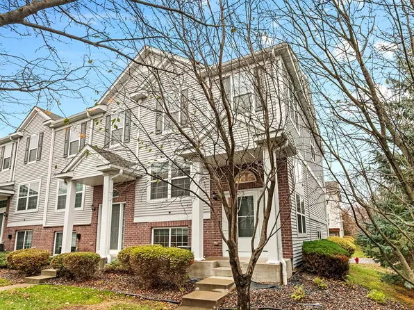 911 Ledgestone Dr, Mahtomedi, MN 55115