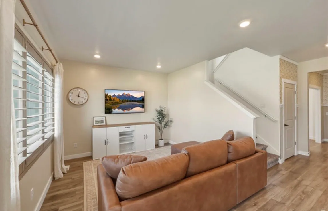 3 bed, 2.5 bath, 2800 sqft, $2,700 — Photo 3