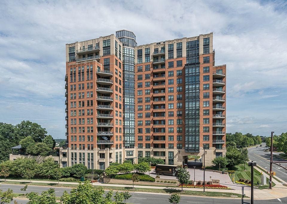 Paramount Building at Fountain Drive and New Dominion Parkway