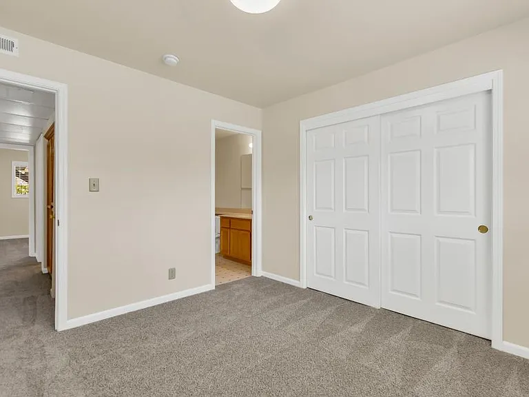 South Land Park Apartments — Photo 35