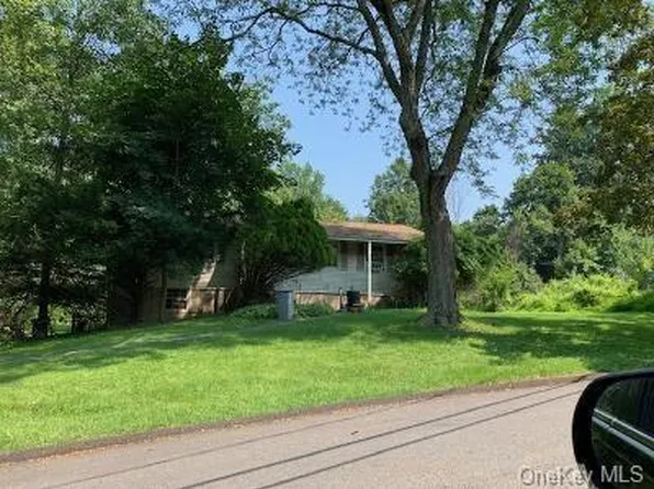 22 Heather Dr, Airmont, NY 10901