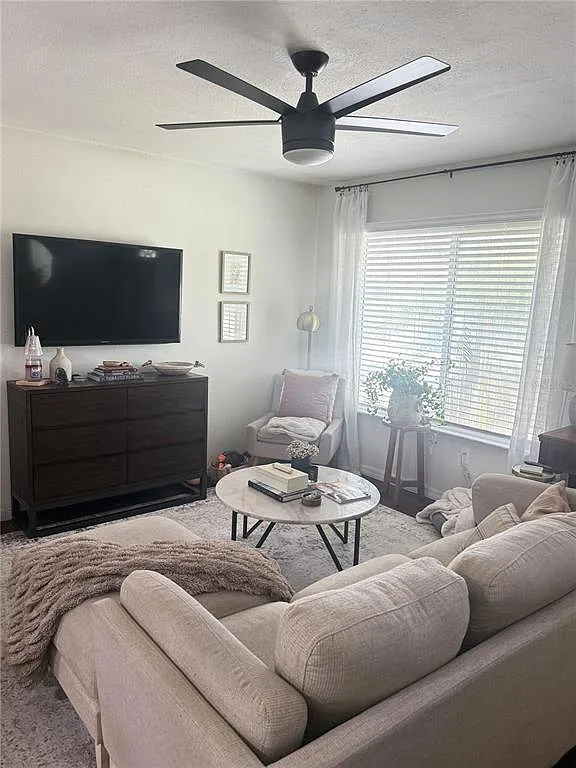 2 bed, 1.5 bath, 912 sqft, $1,800 — Photo 3