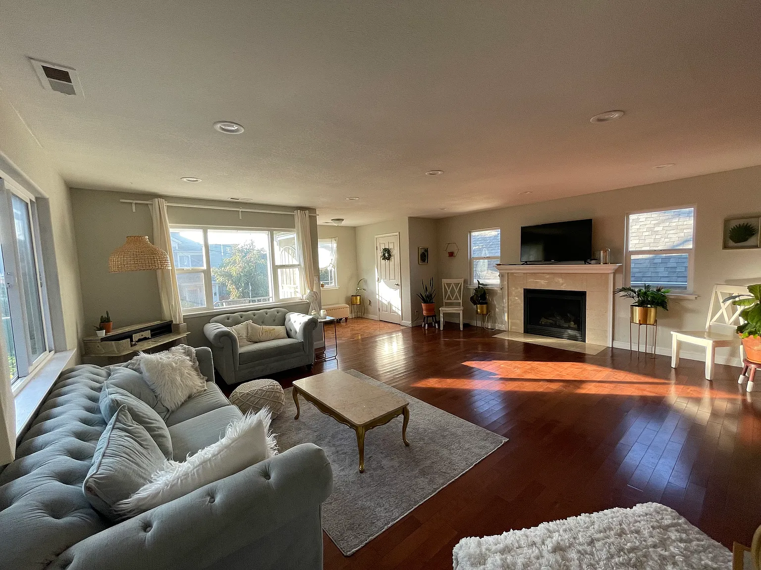 3 bed, 2.5 bath, 1900 sqft, $3,875 — Photo 3