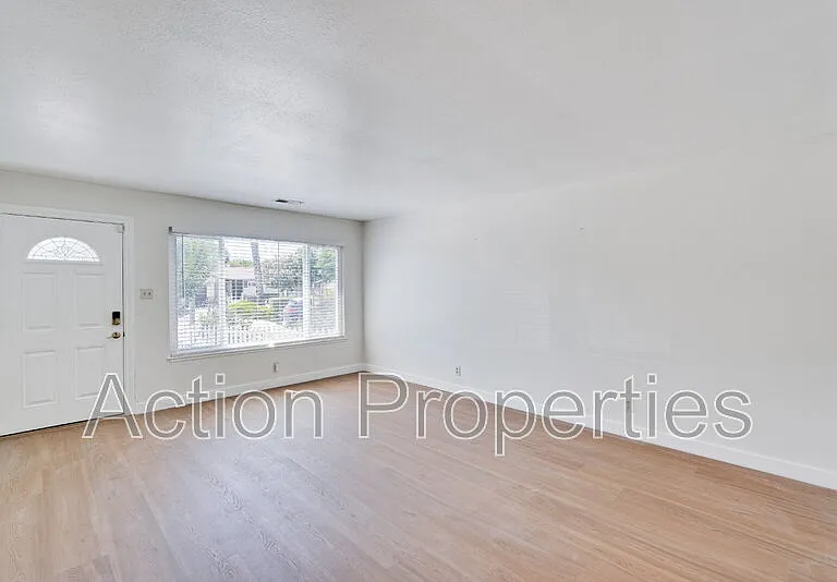 2280 Brentwood Ct — Photo 3