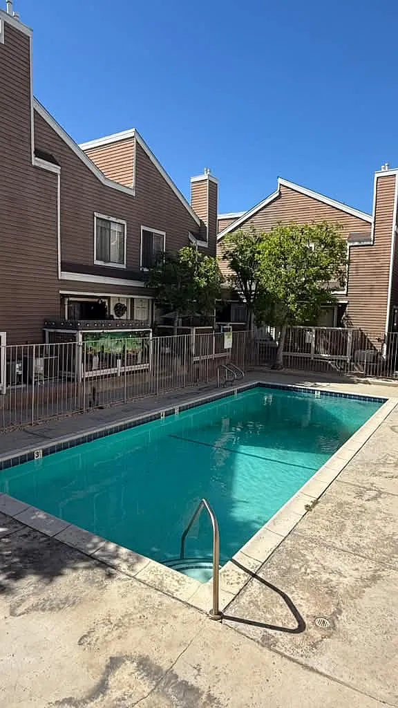 2 bed, 2.5 bath, 1055 sqft, $4,000 — Photo 4