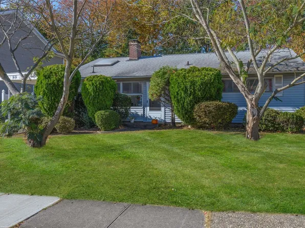 63 Southwood Circle, Syosset, NY 11791