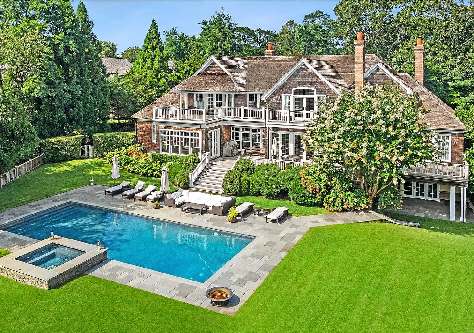 Bridgehampton Designer Rental | Elevator, Gym, Wine Cellar — Photo 2
