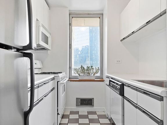 4th image of 500 W 43rd St APT 15B