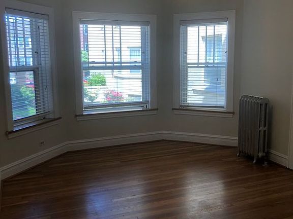 3rd image of 4825-4833 N Rockwell St #4829-1E