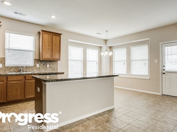 4th image of 828 Forest Heights Dr
