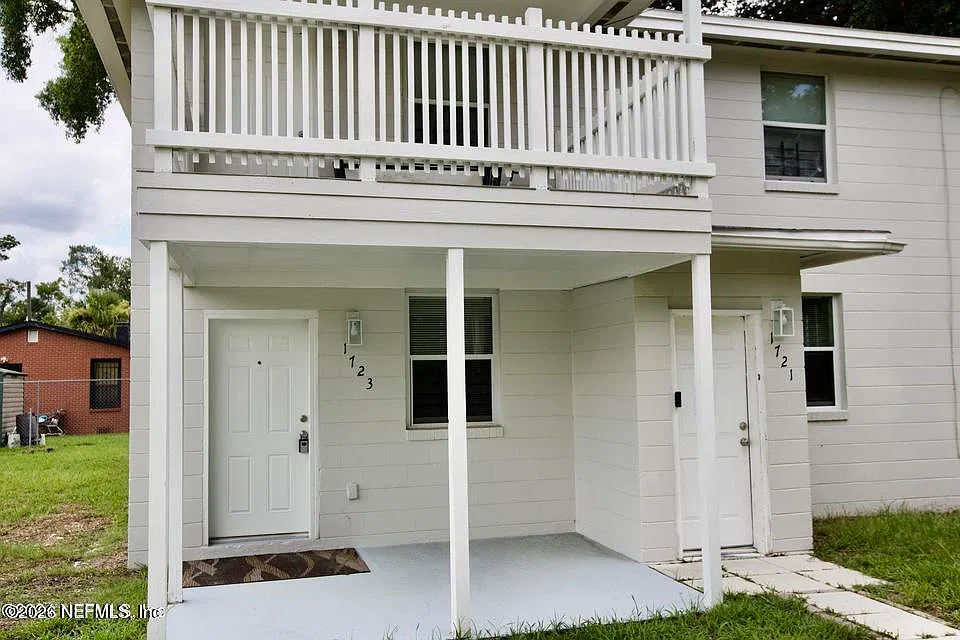 8 bed, 1.0 bath, 3057 sqft, $1,000 — Photo 3