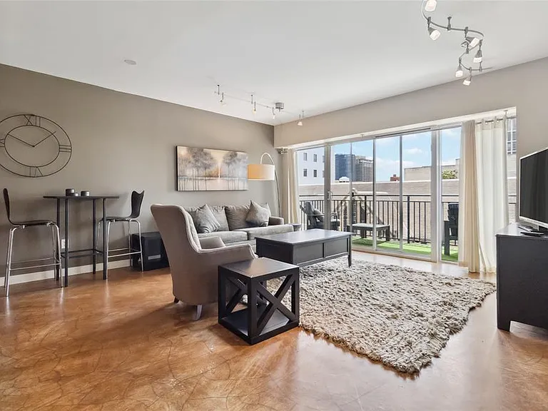 800 Brazos St — Photo 3