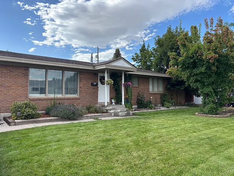 290 Lincoln Dr — Photo 1