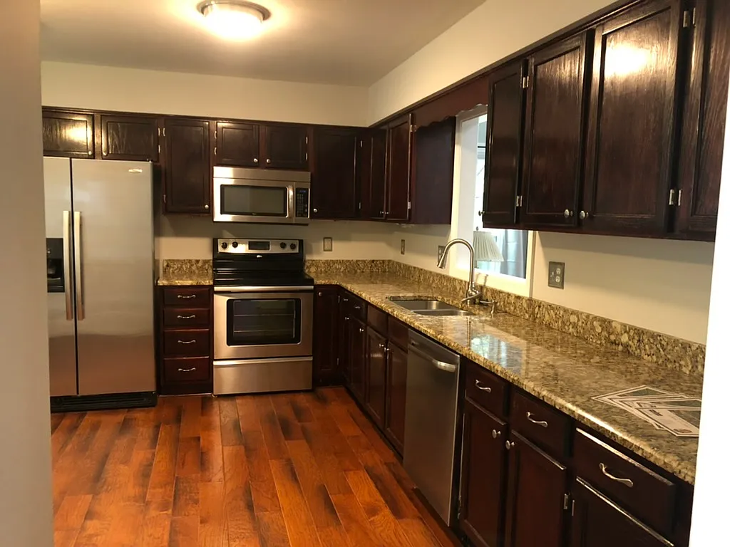 4 bed, 1916 sqft, $2,900 — Photo 2
