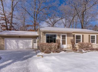 870 Timber Trl, Fontana, WI 53125