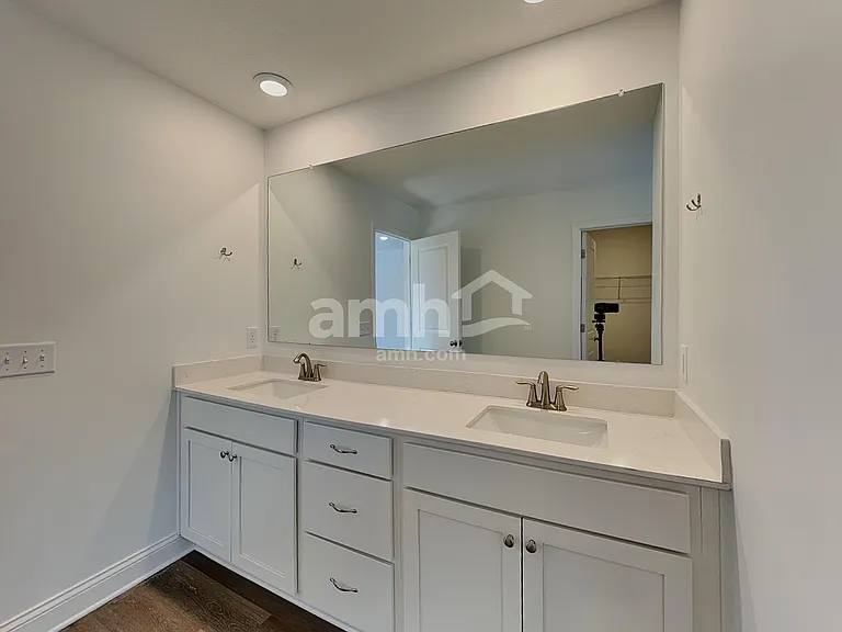 884 Heritage Blvd — Photo 13
