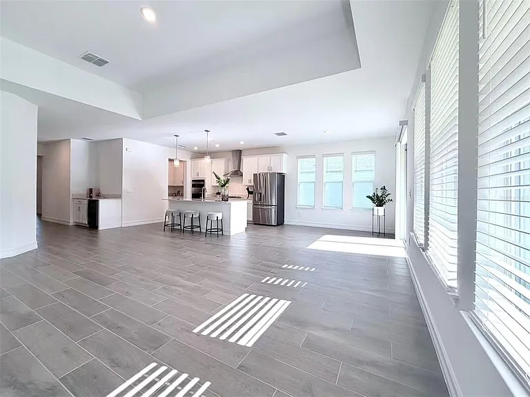 1307 Broward Dr — Photo 6