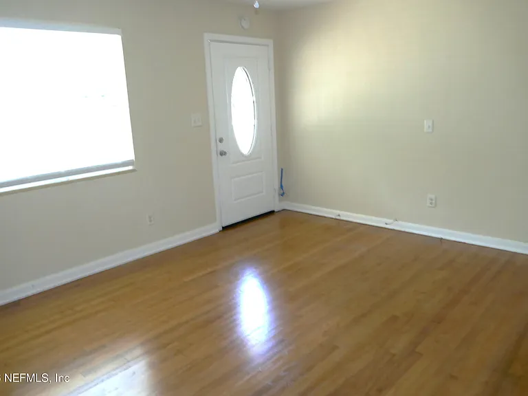 2404 Red Oak Dr — Photo 2