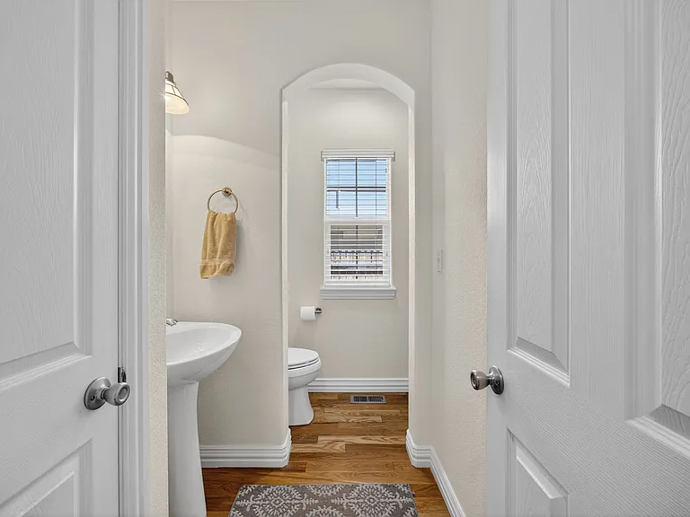 2933 Lawrence St — Photo 2