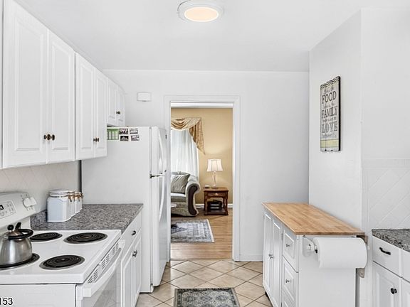 4th image of 70 Hillview Ave