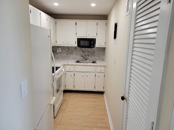 3rd image of 900 NE 18th Avenue #802