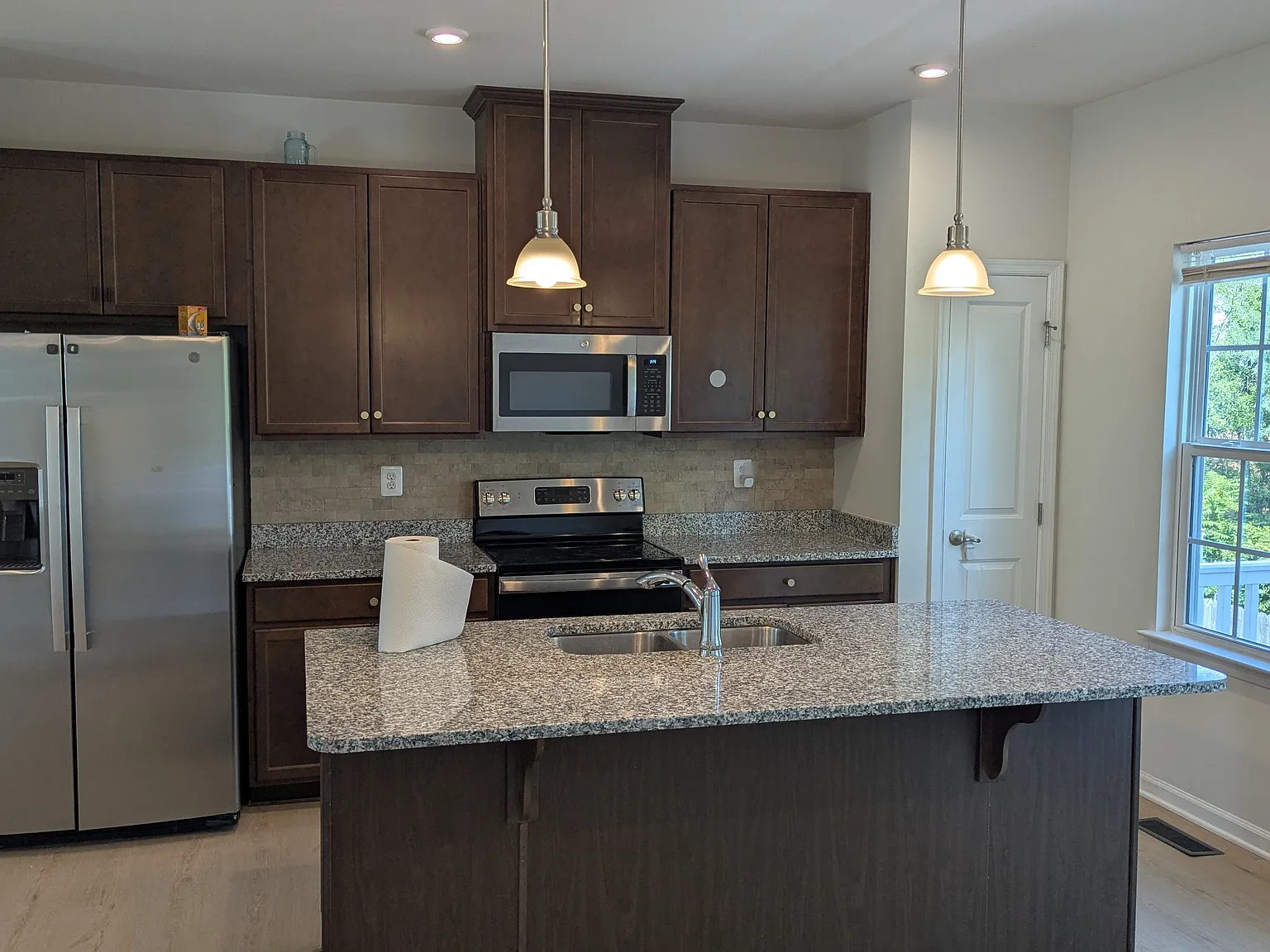 3 bed, 2.5 bath, 1700 sqft, $2,550 — Photo 2