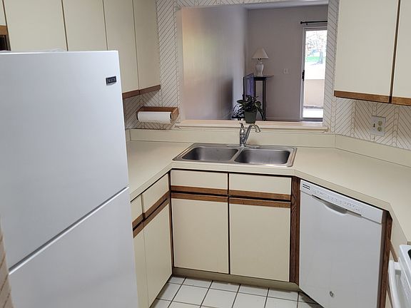 4th image of 104 Village Ln #104