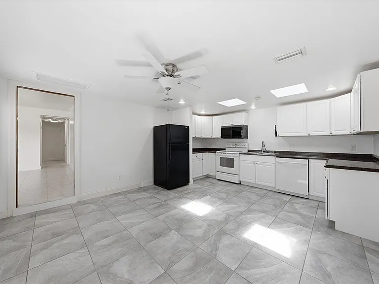 1647 Bay St SE — Photo 13