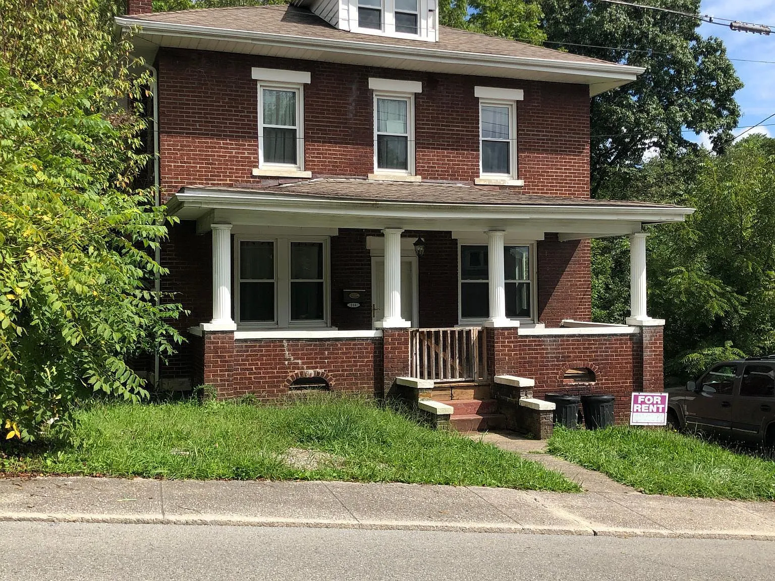 4 bed, 1.5 bath, 1736 sqft, $1,500 — Photo 1