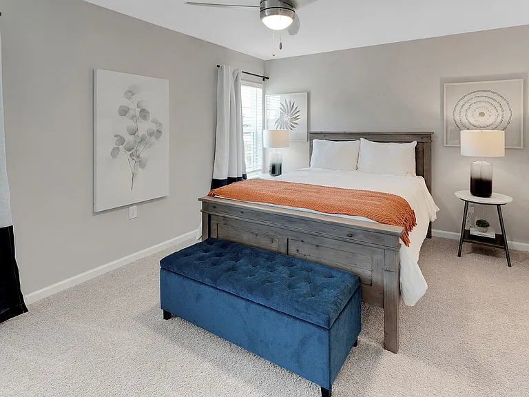 Large Main Bedroom with En-suite Bathroom & Closet