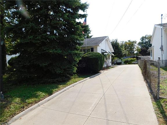 5th image of 1622 Hobart Ave