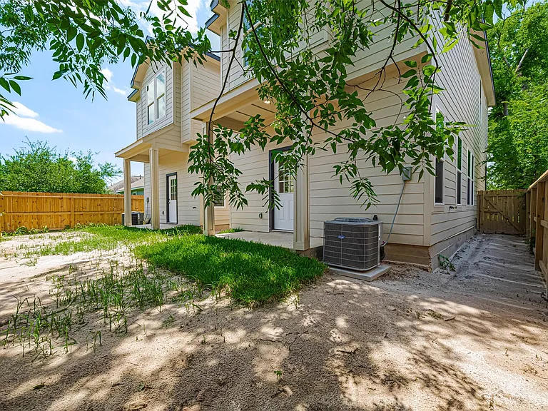 2414 Sam Wilson 1 St — Photo 27