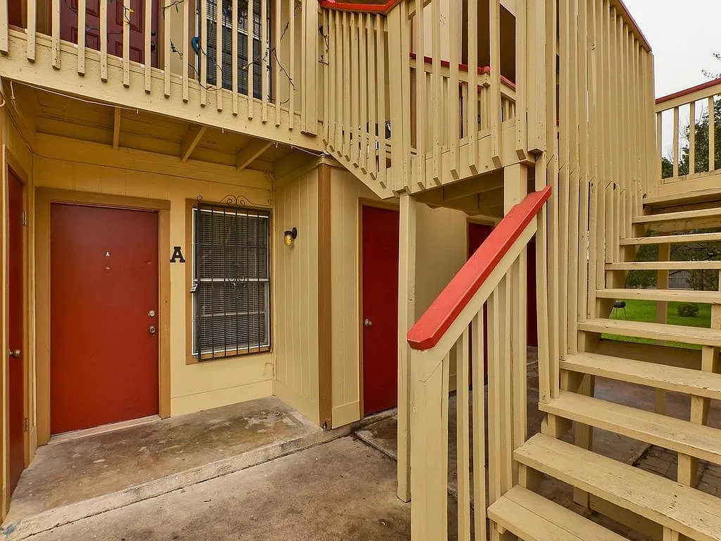 1 bed, 1.0 bath, 768 sqft, $1,050 — Photo 2