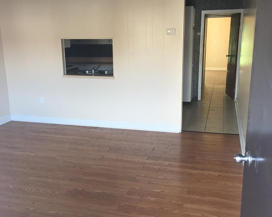 Living Room / Entry