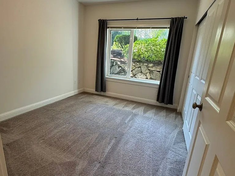 18707 SE Newport Way #111 — Photo 6