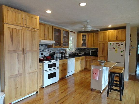 4th image of 135 Church St