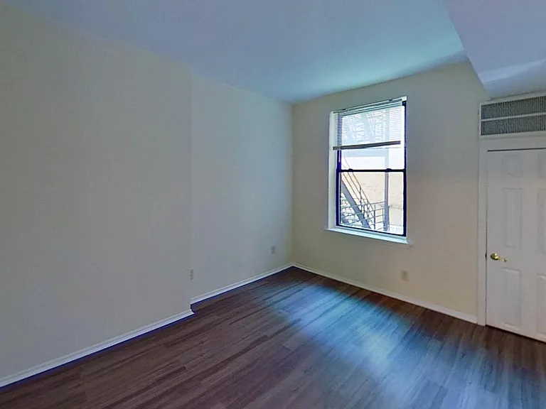 211 Washington St — Photo 6