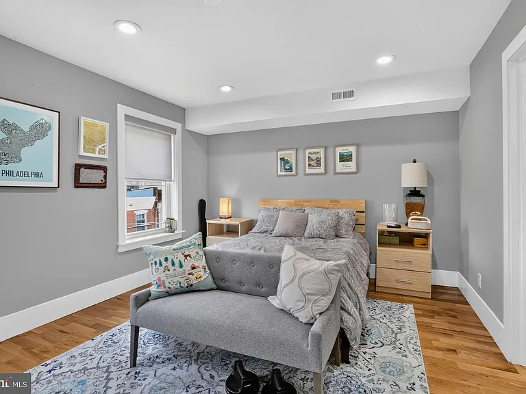 2328 E Fletcher St — Photo 38