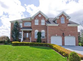 2 Hedgerow Ln, Manalapan, NJ 07726