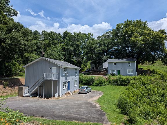 Outside - Small complex in quiet intown Dahlonega Location