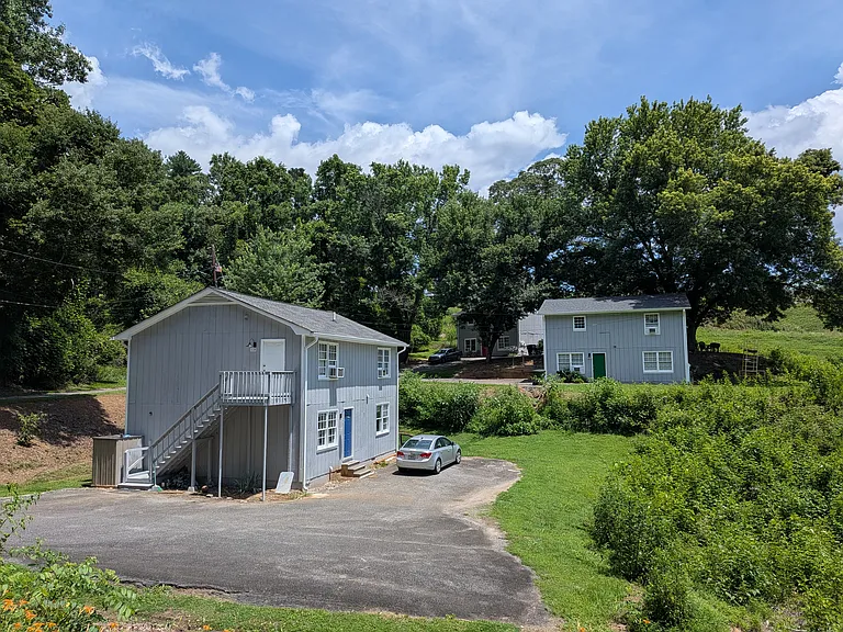 Outside - Small complex in quiet intown Dahlonega Location