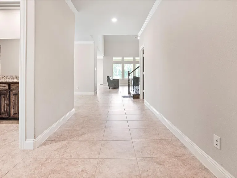276 Goliad Trl — Photo 8