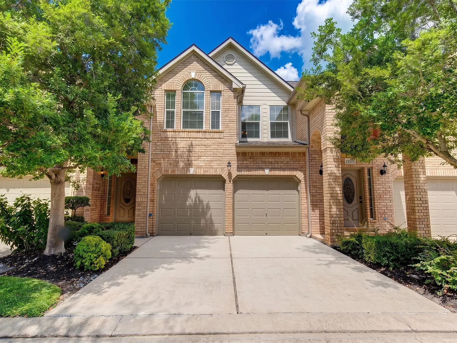 3 bed, 2.5 bath, 2132 sqft, $2,400 — Photo 1