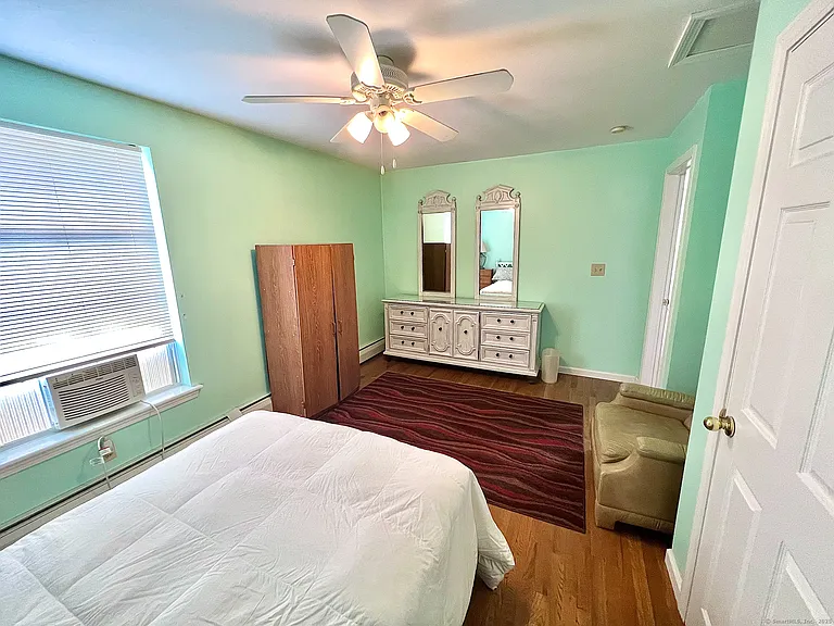 906 E Broadway — Photo 13
